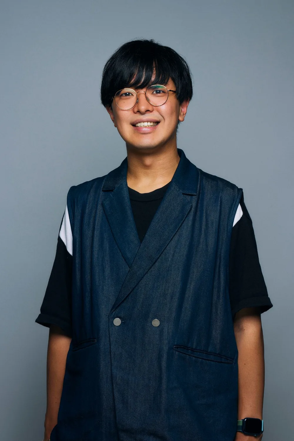 正面を向いて笑う小澤健祐
