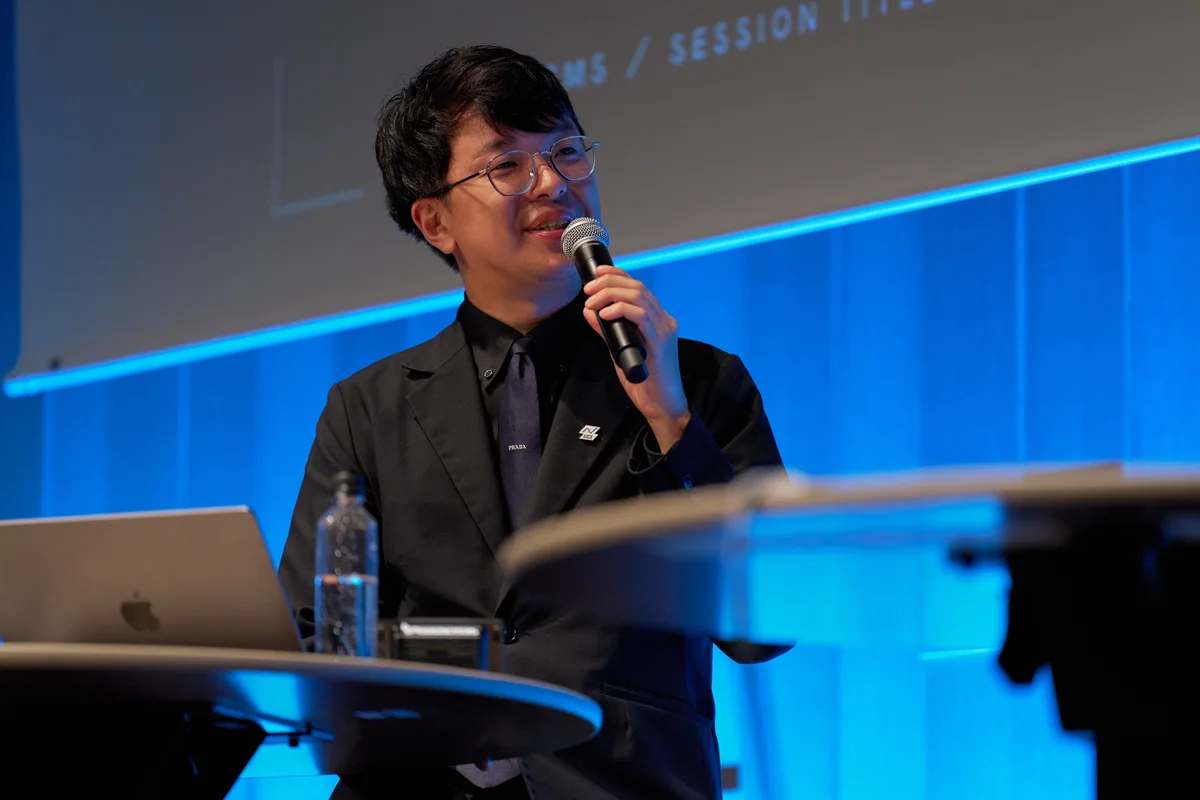 登壇中、笑顔で語りかける小澤健祐